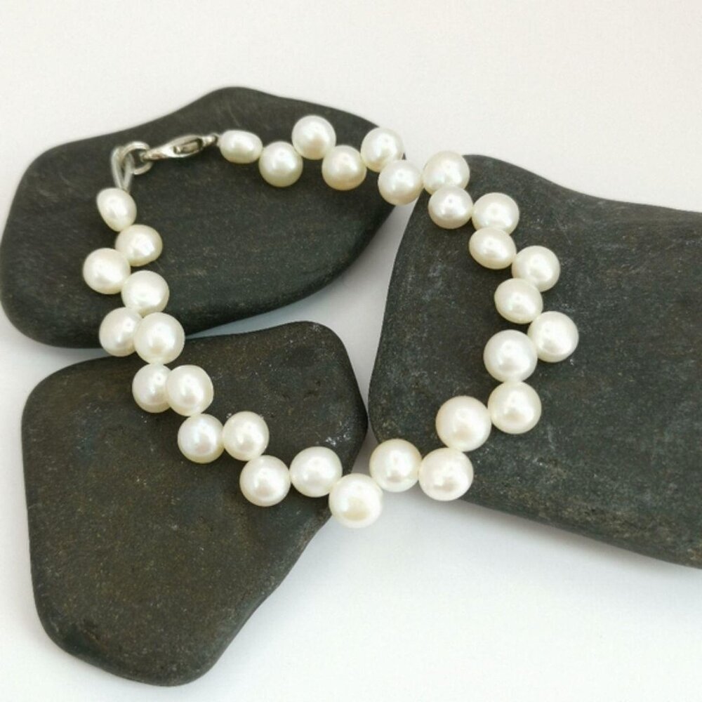 7" White freshwater Button Pearl  bracelet 🆕